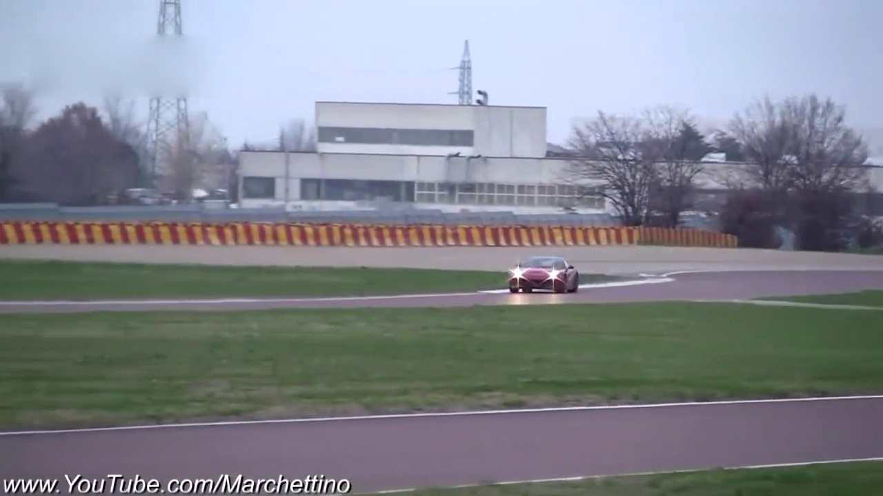 法拉利高端跑车F12赛道测试 弯前重刹制动盘烧到通红