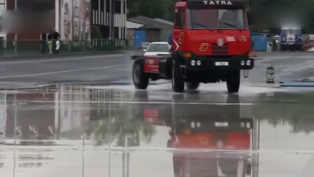 卡车司机也有一颗越野的心，这漂移玩的不是一般的溜啊！