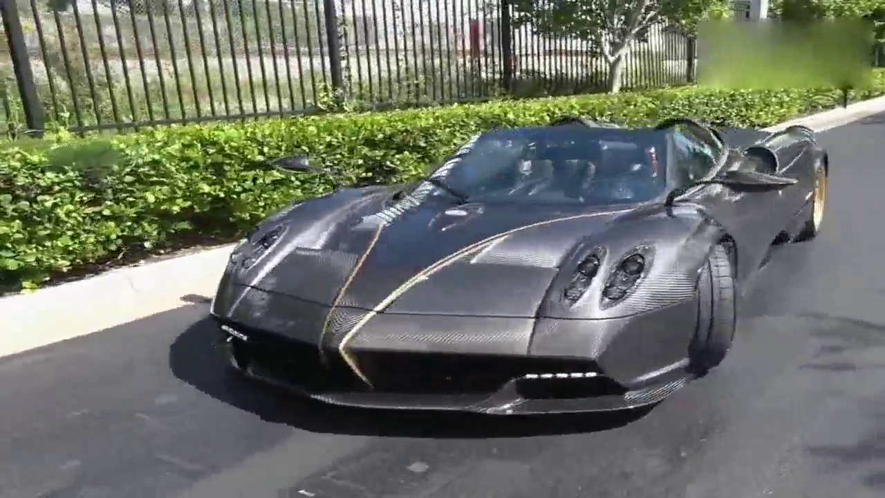 帕加尼Huayra跑车开出来那一刻 真的太帅气了！