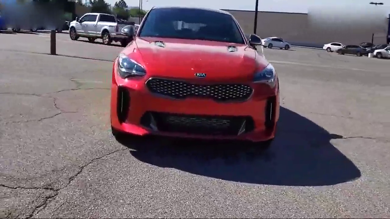 帅气动感 跑车范十足，实拍起亚斯汀格GT