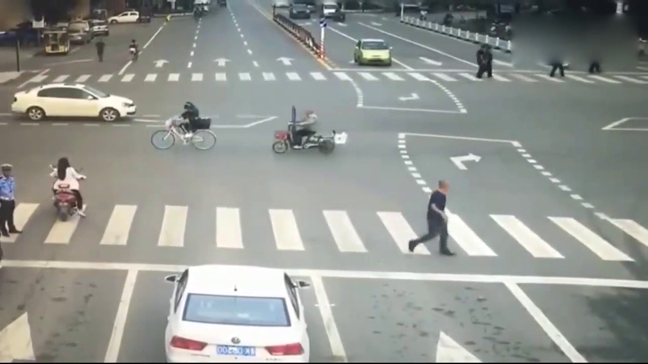 电动车女子大胆闯红灯，死神告诉她这就是下场！