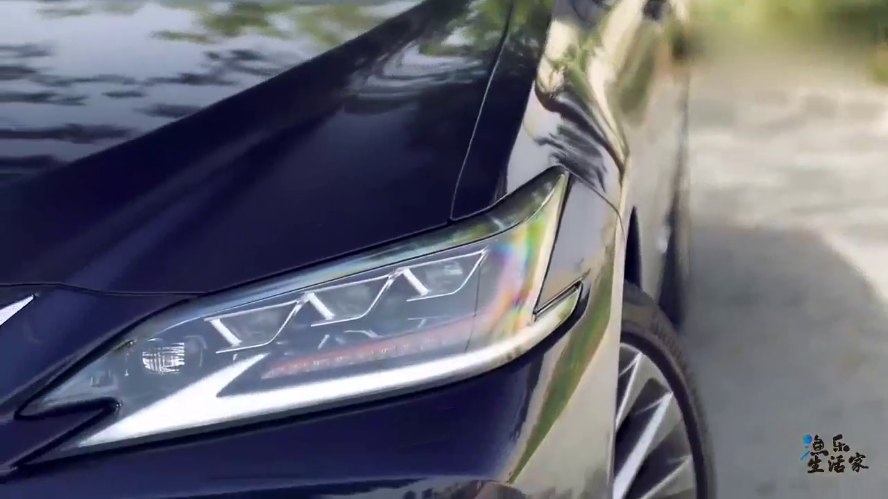 跑车志：2019款雷克萨斯ES赏析，打开车门坐进内饰