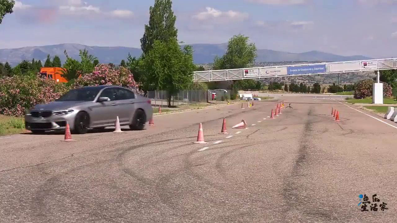 跑车志：宝马M5的操控性怎么样？做个麋鹿测试后你就知道了