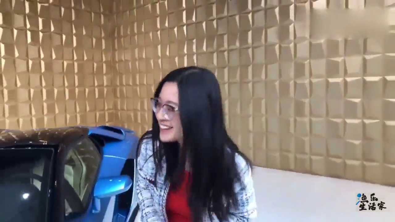 跑车志：美女试驾新款兰博基尼aventador s