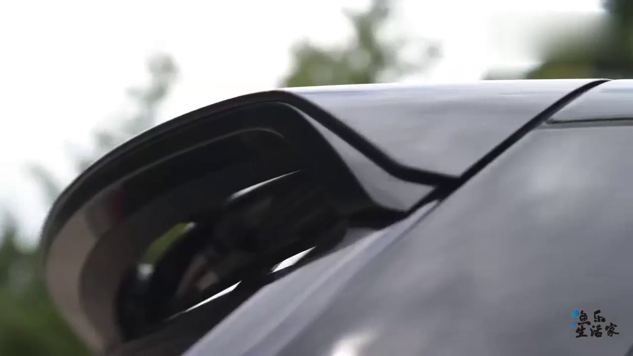 跑车志：路虎揽胜打开后备箱，打开底盘升降后才是霸气的开始！