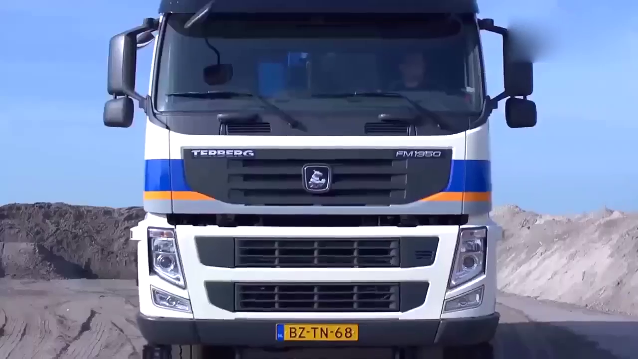 国外运送沙土的卡车是怎样卸车的？