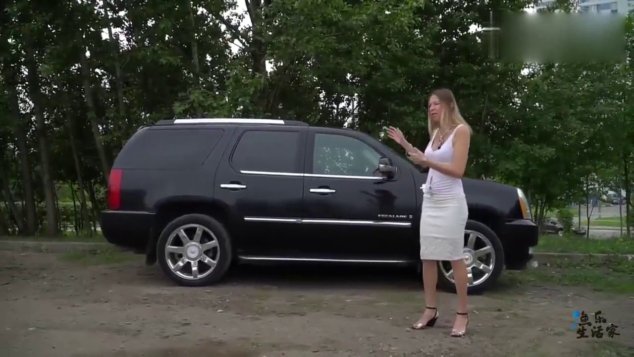 跑车志：俄罗斯美女试驾凯迪拉克凯雷德