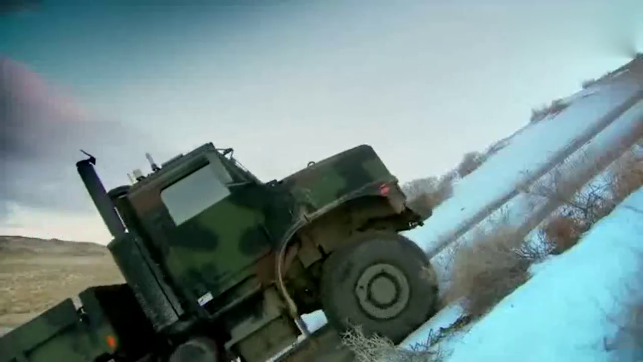 路虎作死跟军用卡车比爬坡，五秒钟后路虎彻底尴尬了！