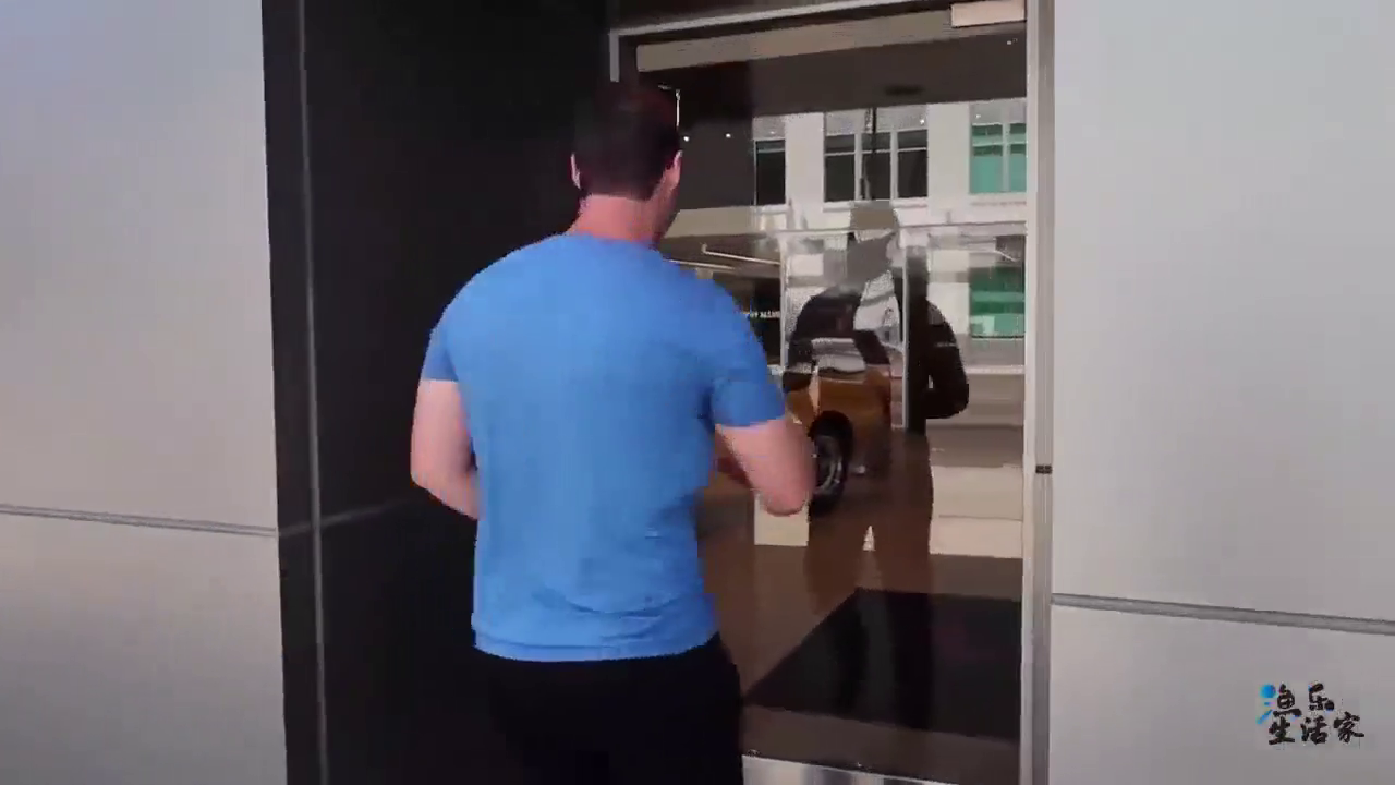 跑车志：小伙花500万新提的法拉利458，启动的那一刻