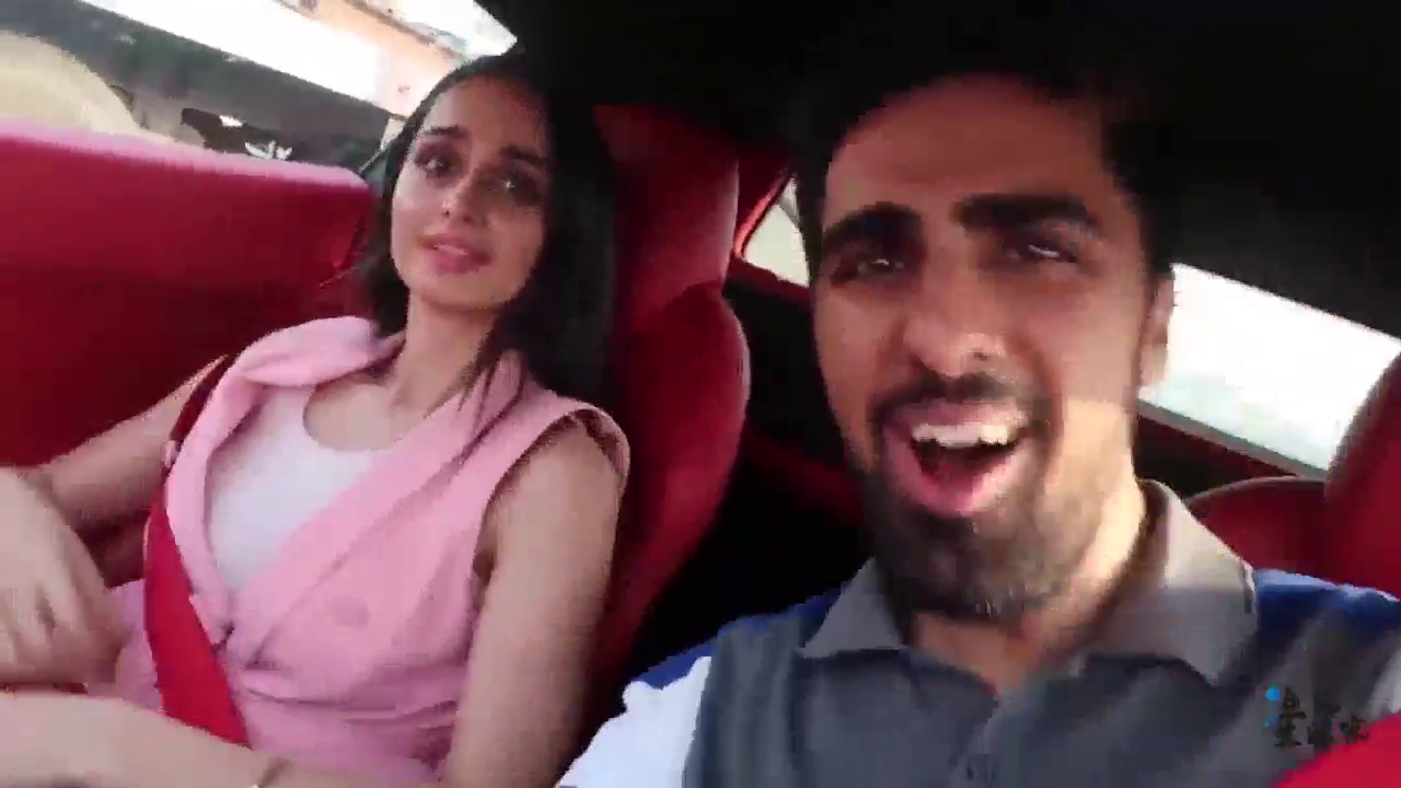 跑车志：土豪开法拉利秀新买的华为手机