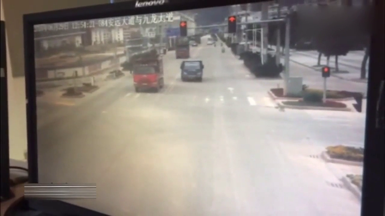 小卡车飞速闯红灯，下一秒发生这种事，监控拍到这一画面！