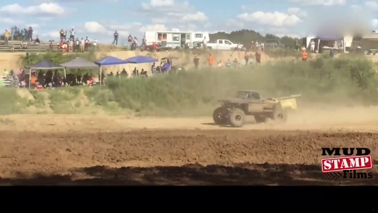 实拍改装车腾空坠地翻车 三个脚还嘚瑟