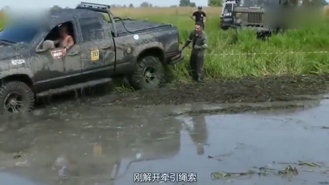道奇RAM陷泥潭快要崩溃，3台卡车将它带出绝境太气人
