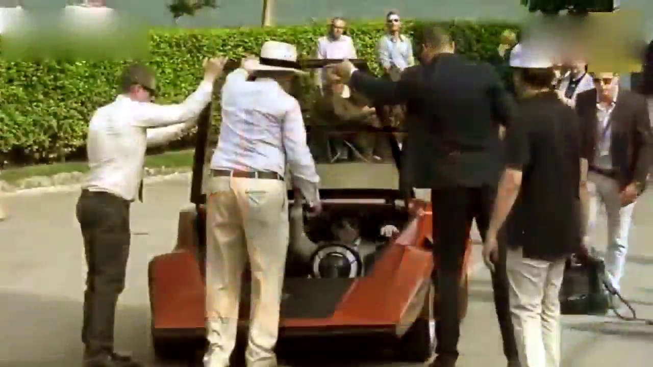 躺着更舒服！牛人跑车里装床！躺着开超跑！