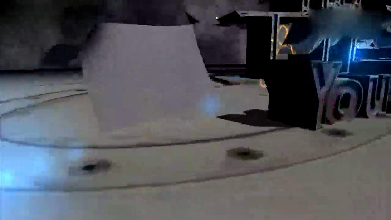 迪拜王子参观土豪的车库, 看到这两辆超级跑车才知道啥叫成功人士