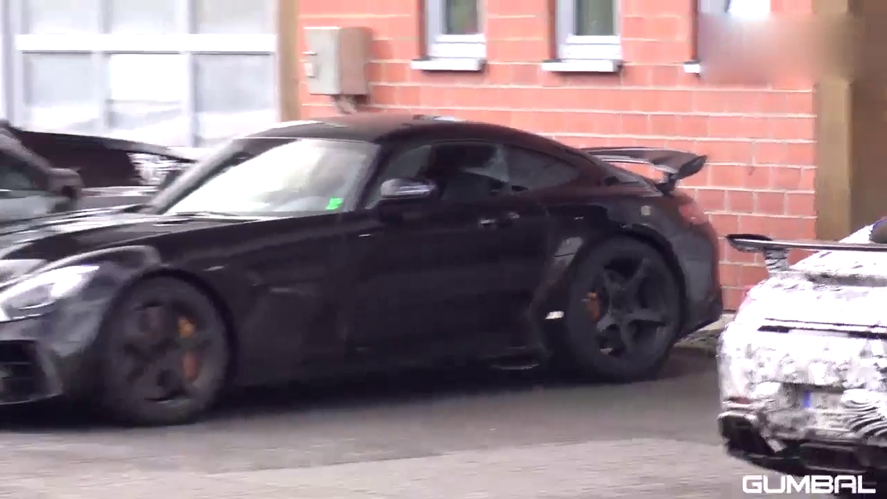 路上看到一台奔驰跑车，车头真够霸气的