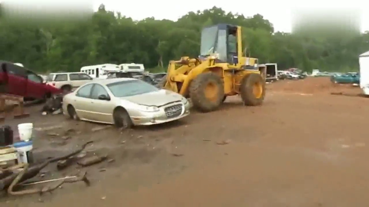 避雨时发现了一处地方，竟然停着很多豪华车，还没人要