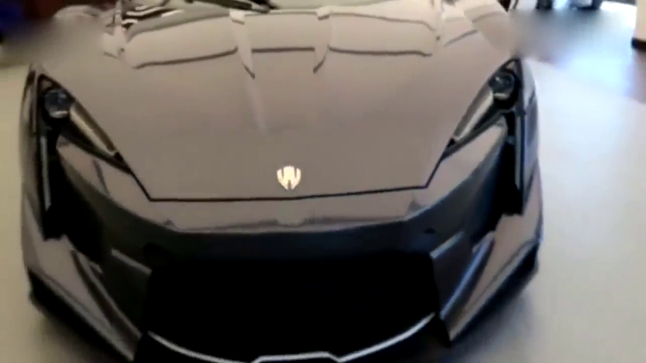 迪拜王子买9000万莱肯跑车，一脚油门下去才明白什么叫超级跑车