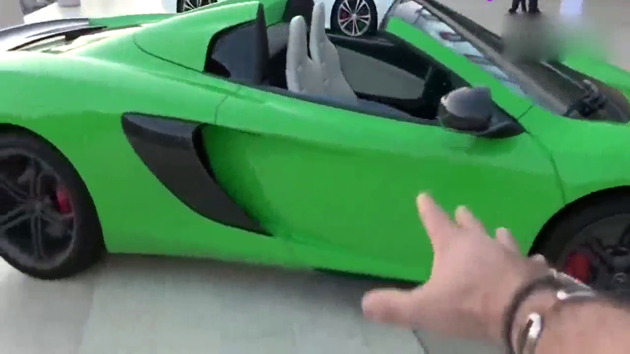 迪拜酒店门口看到全球限量7台的莱肯超跑，还有不少的名贵跑车