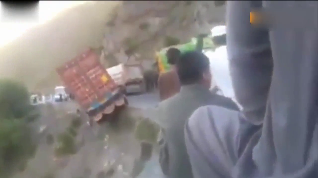 跪着看完了！老司机把吊在悬崖边上的大卡车拯救了回来