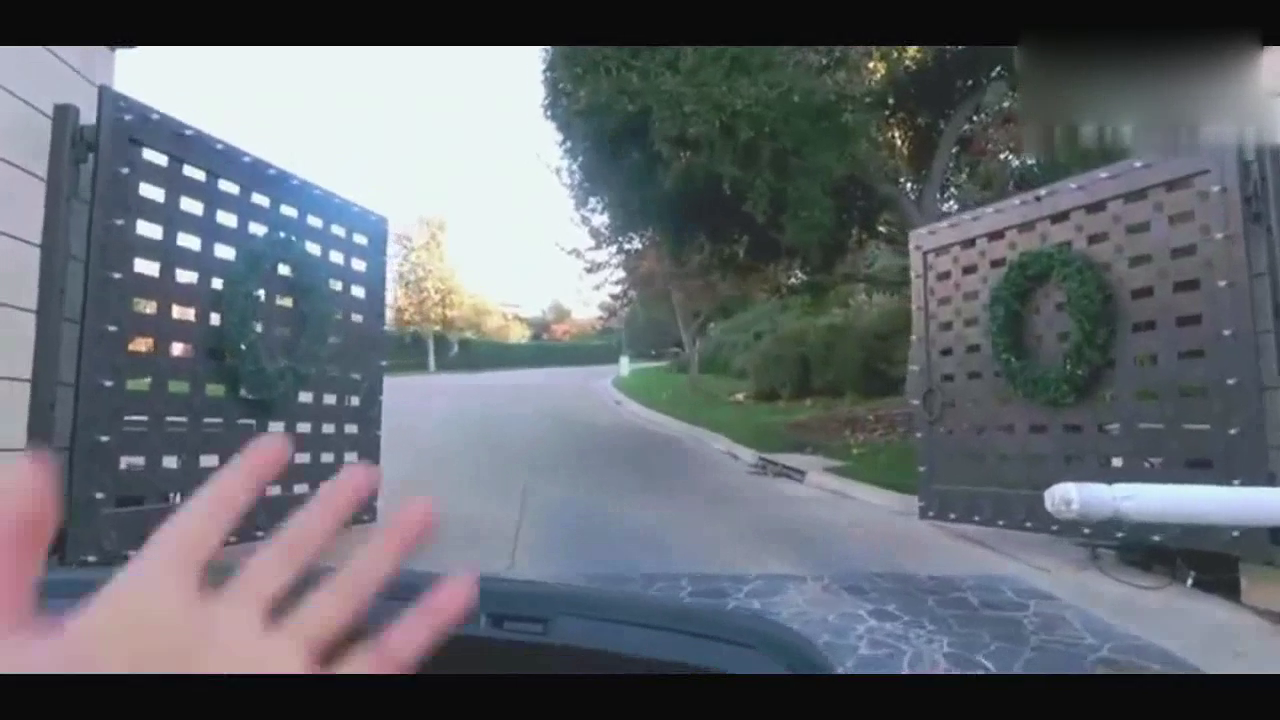 迪拜公子参观土豪的车库，看到这两辆跑车才知道啥叫成功人士