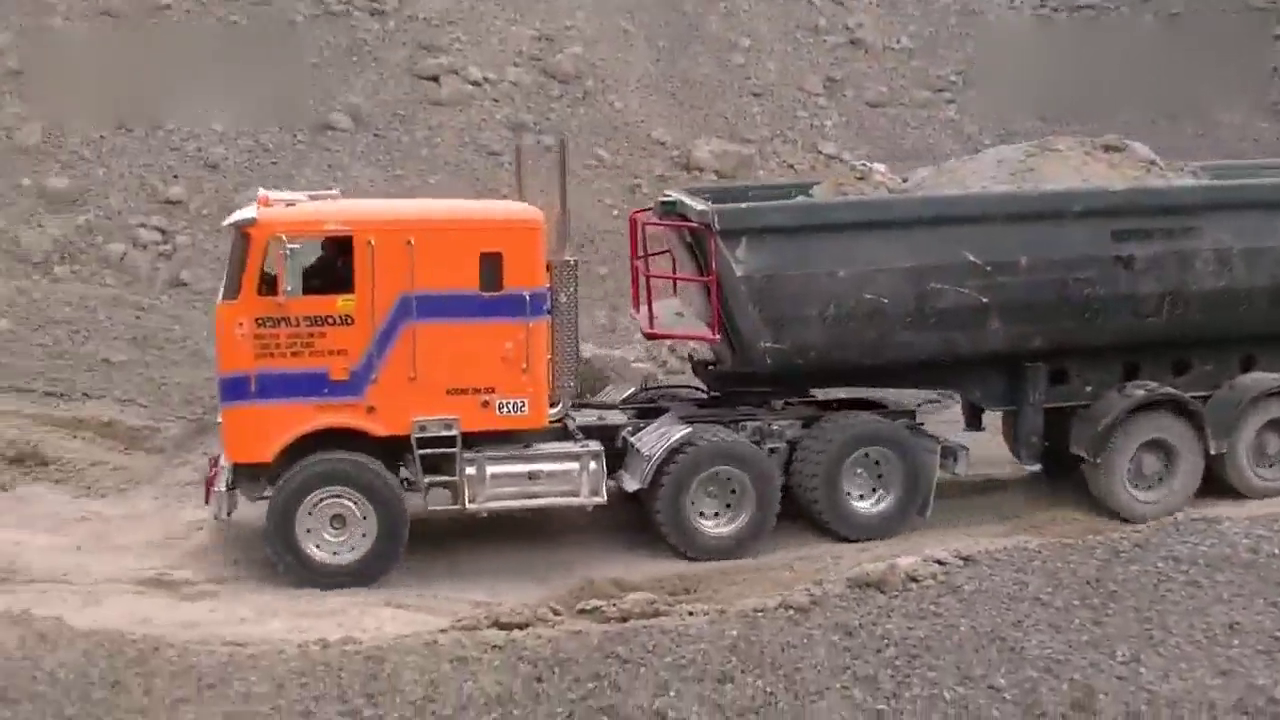 满载沙子的卡车轮胎直打滑，难怪这一辆模型车就抵我半年工资