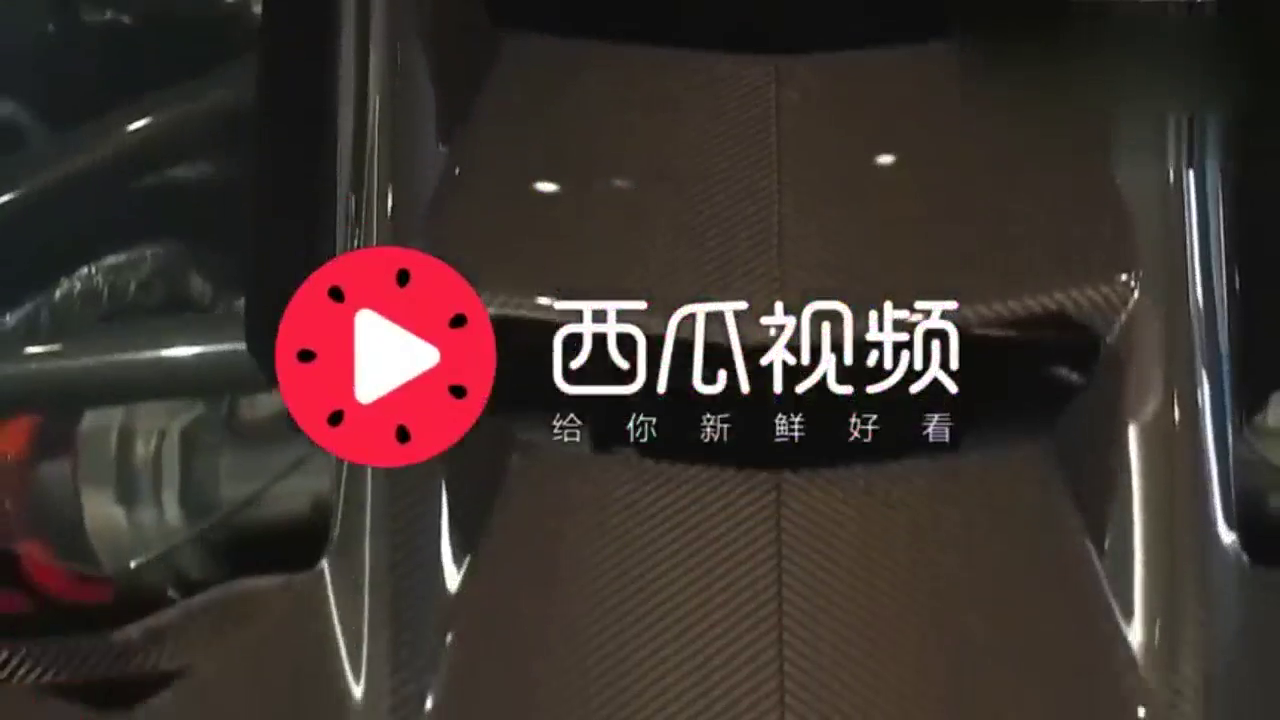 全球限量40台的跑车到店，按下启动键后，旁边的布加迪也没了光彩