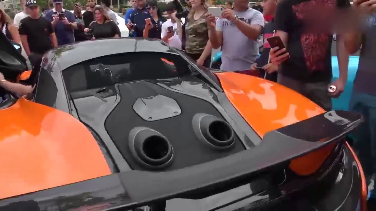 土豪真会玩！用300万的迈凯伦跑车烤棉花糖，轰一脚油门真霸气！