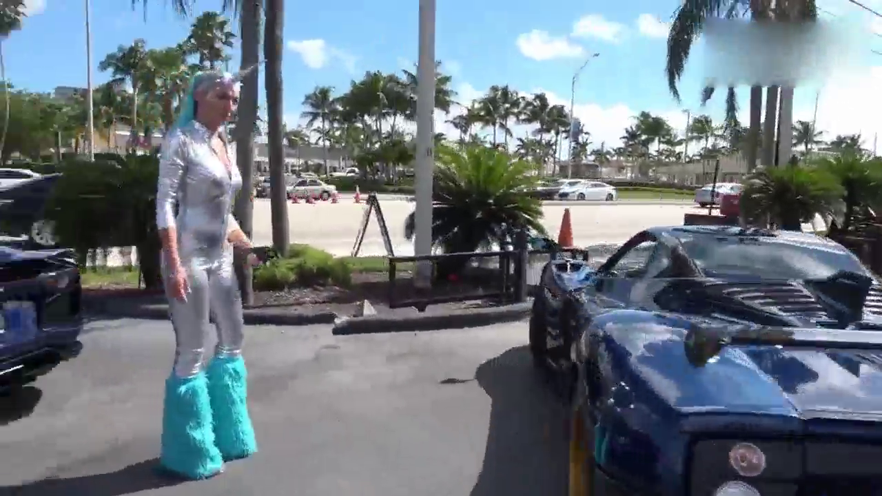 土豪开跑车过万圣节，看到车尾那一刻，就知道汽车不简单