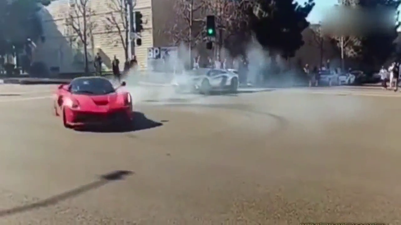 街头大秀漂移！跑车声浪惊人！
