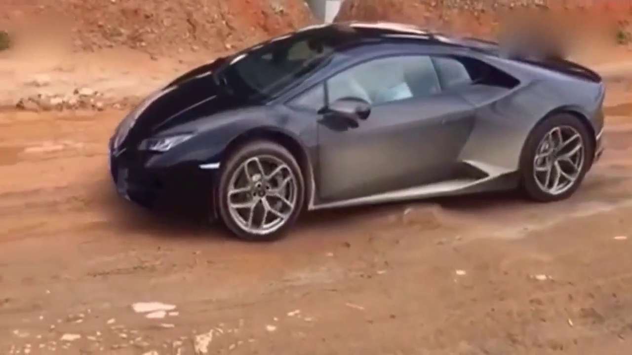 开着跑车走这样的路，小伙心里一定不是滋味吧