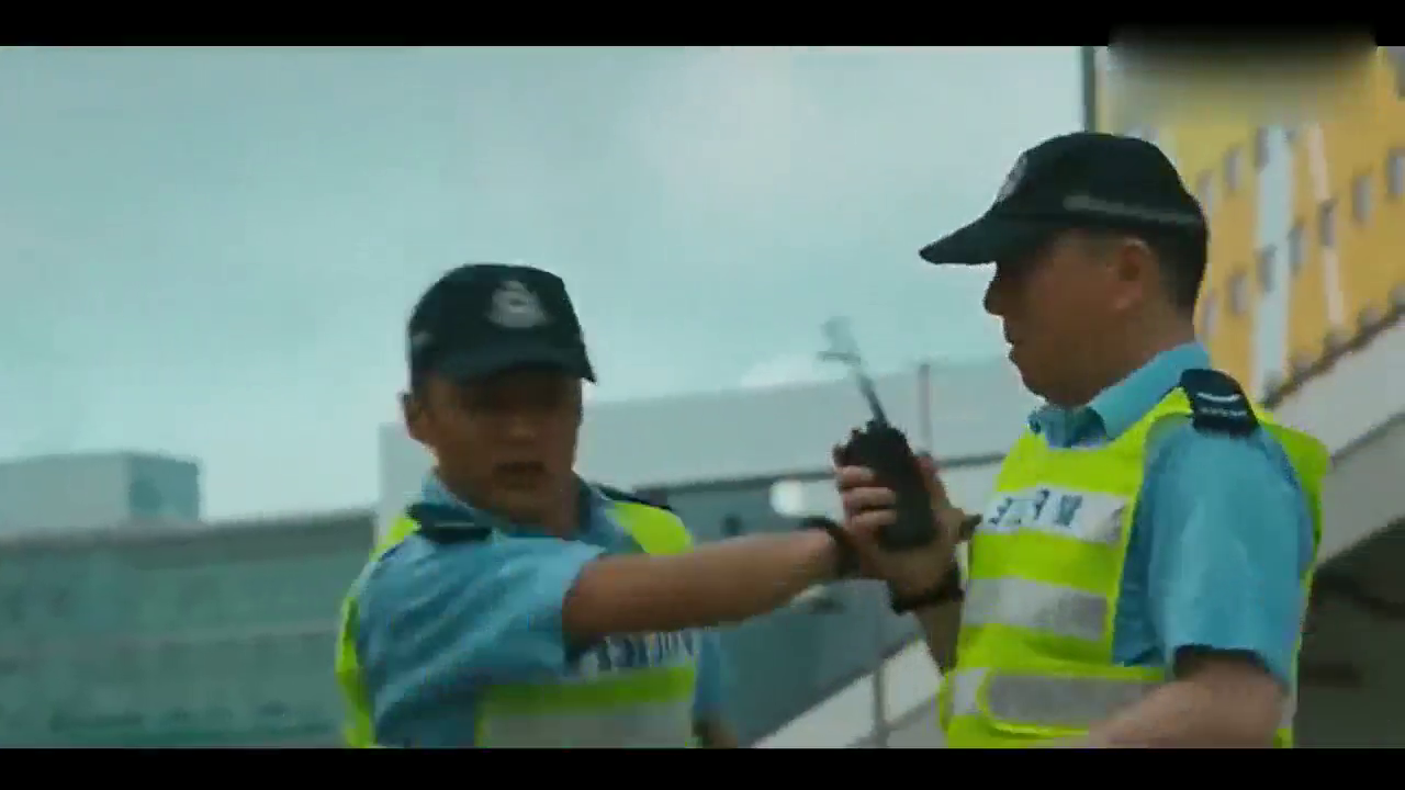 开跑车超速逃逸！万人难堵