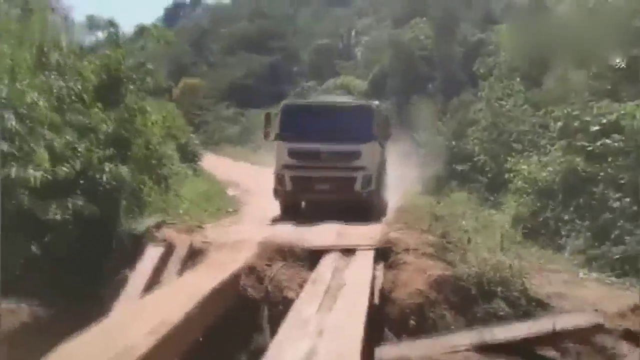 开重型卡车光有技术还不够, 这胆子也得够大!