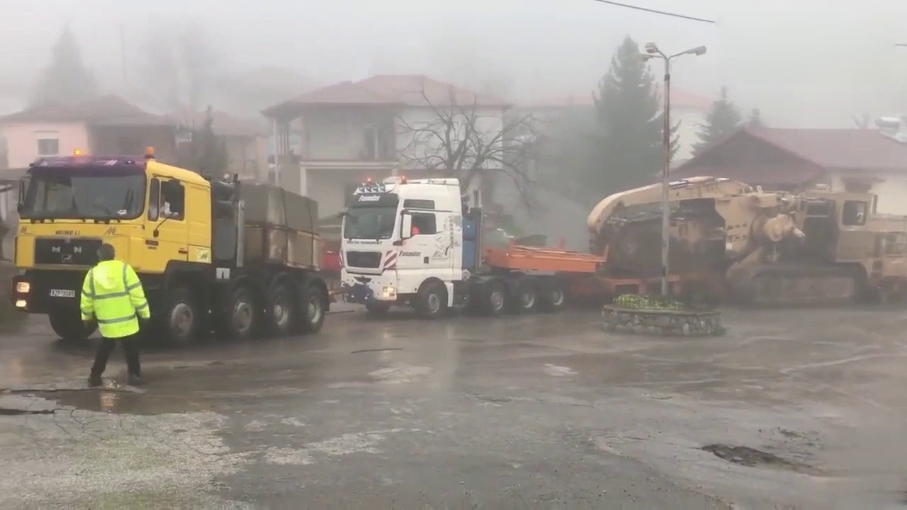 德国MAN卡车运155吨设备爬山，急弯陡坡卡住挂车，无奈就地卸车