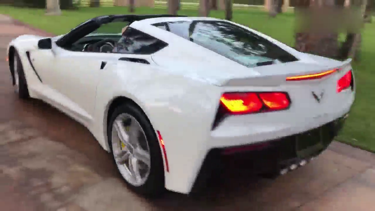 美系跑车，科尔维特敞篷汽车，白色车身很精致，有这钱买奔驰多好