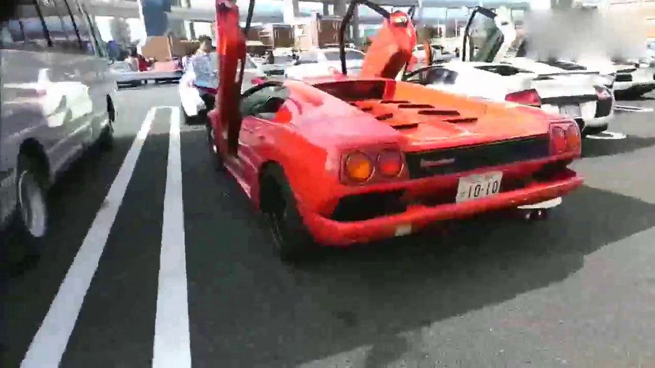 街头惊现大量改装兰博基尼跑车，一起打开剪刀门才是真正的霸气