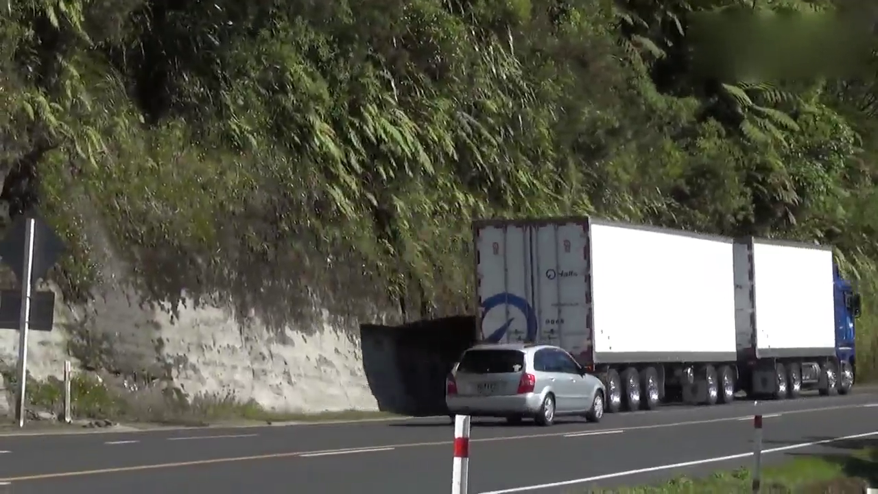 公路上两节车厢重型卡车