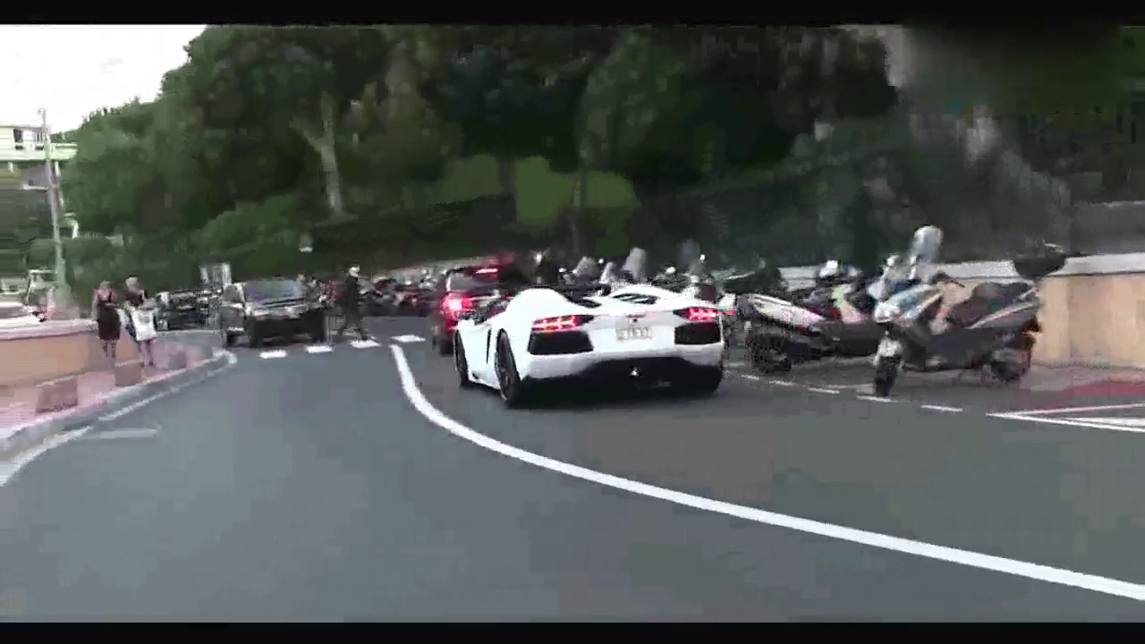 兰博基尼跑车经过的那瞬间，女孩完全蒙圈了！