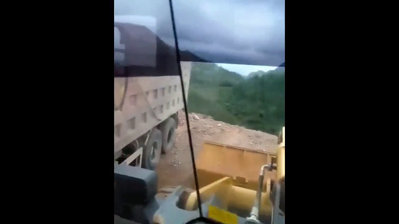 几辆卡车一块掉下去了