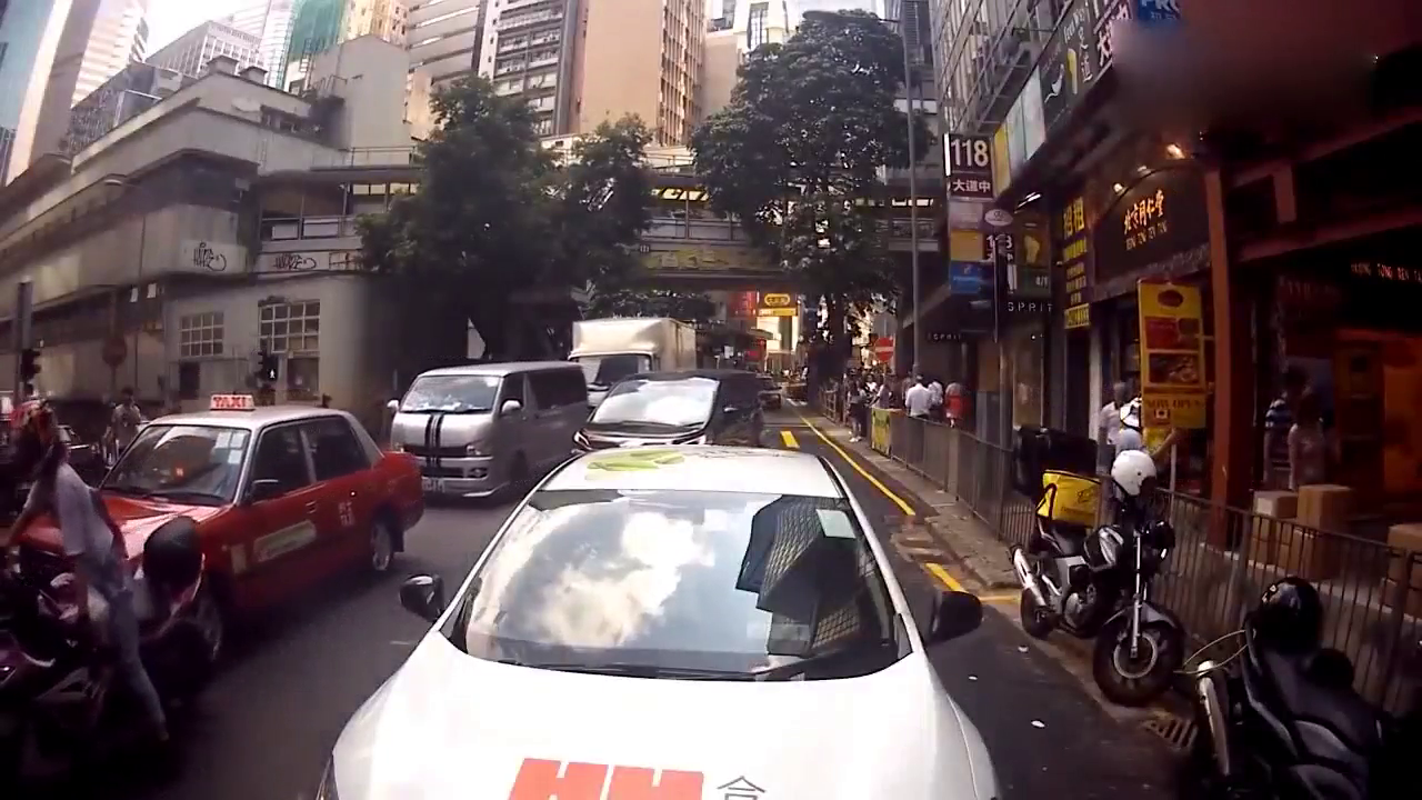 美女骑跑车，记录器拍下尴尬的一幕