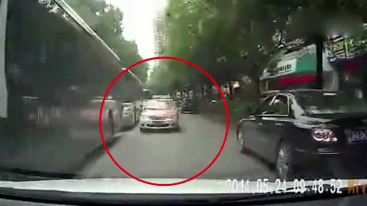 出租车霸气逆行碰上路虎SUV，赶紧退回去，驾照是怎么考的？