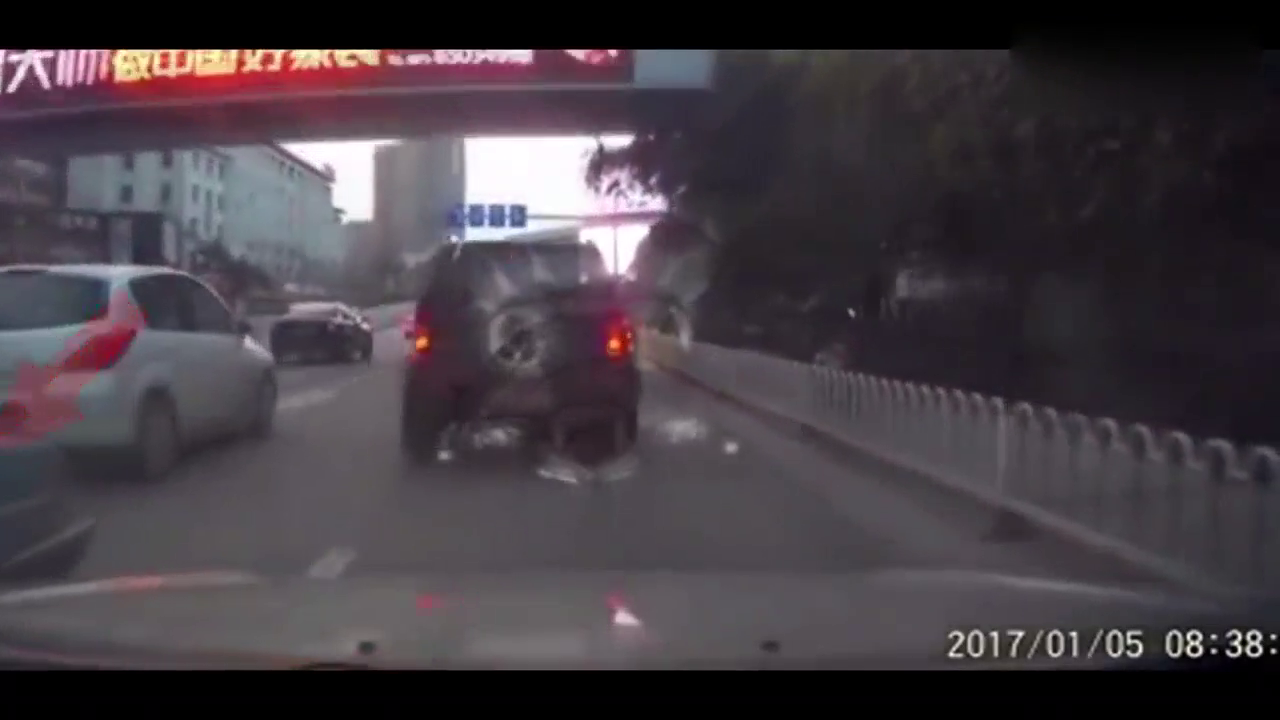 出租车强势要加塞，直接被视频车顶飞