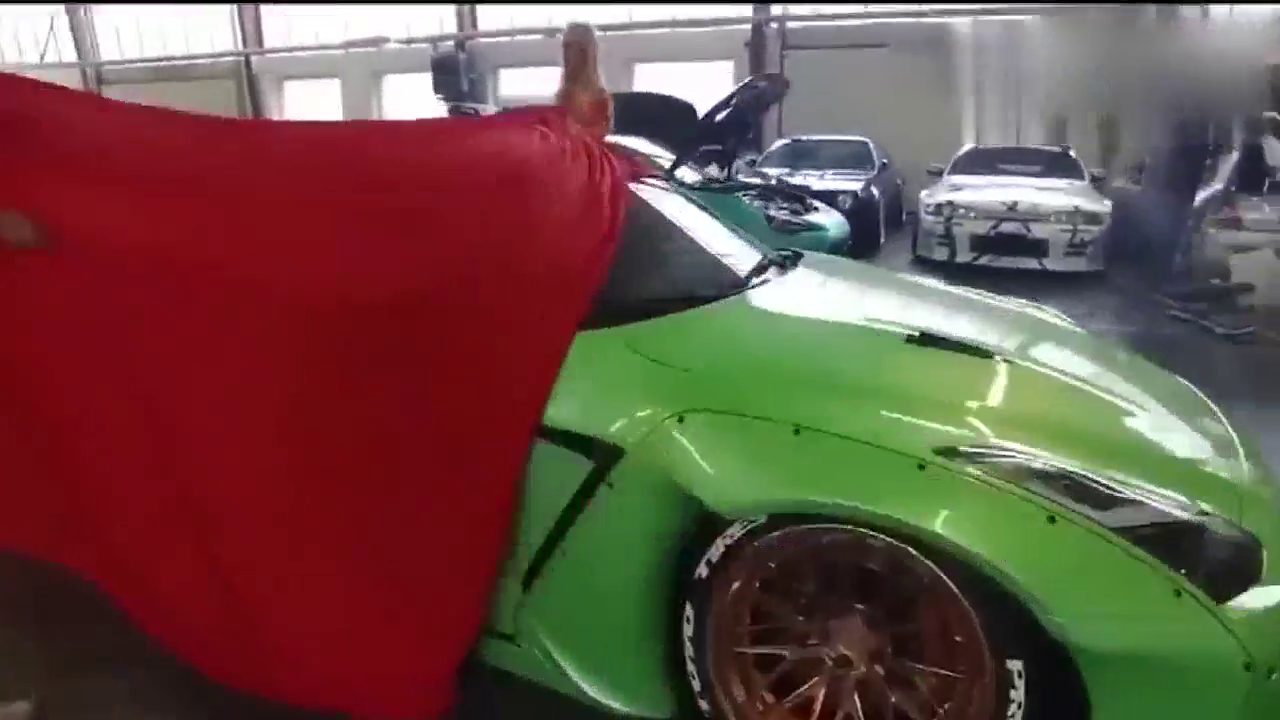 女神起身那一刻，才知道订制的跑车有多么霸气！一般人买不起！