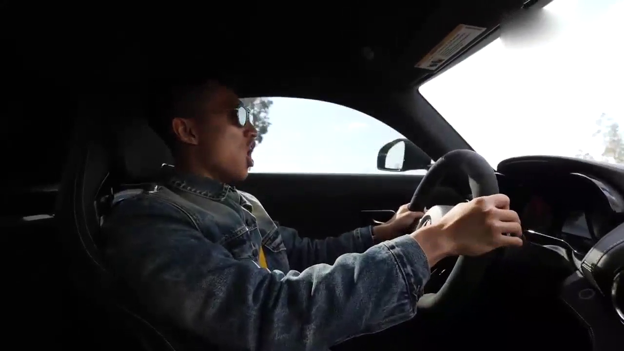 小伙新买的奔驰GTR跑车，踩一脚油门后出问题了，这也太不耐踩了