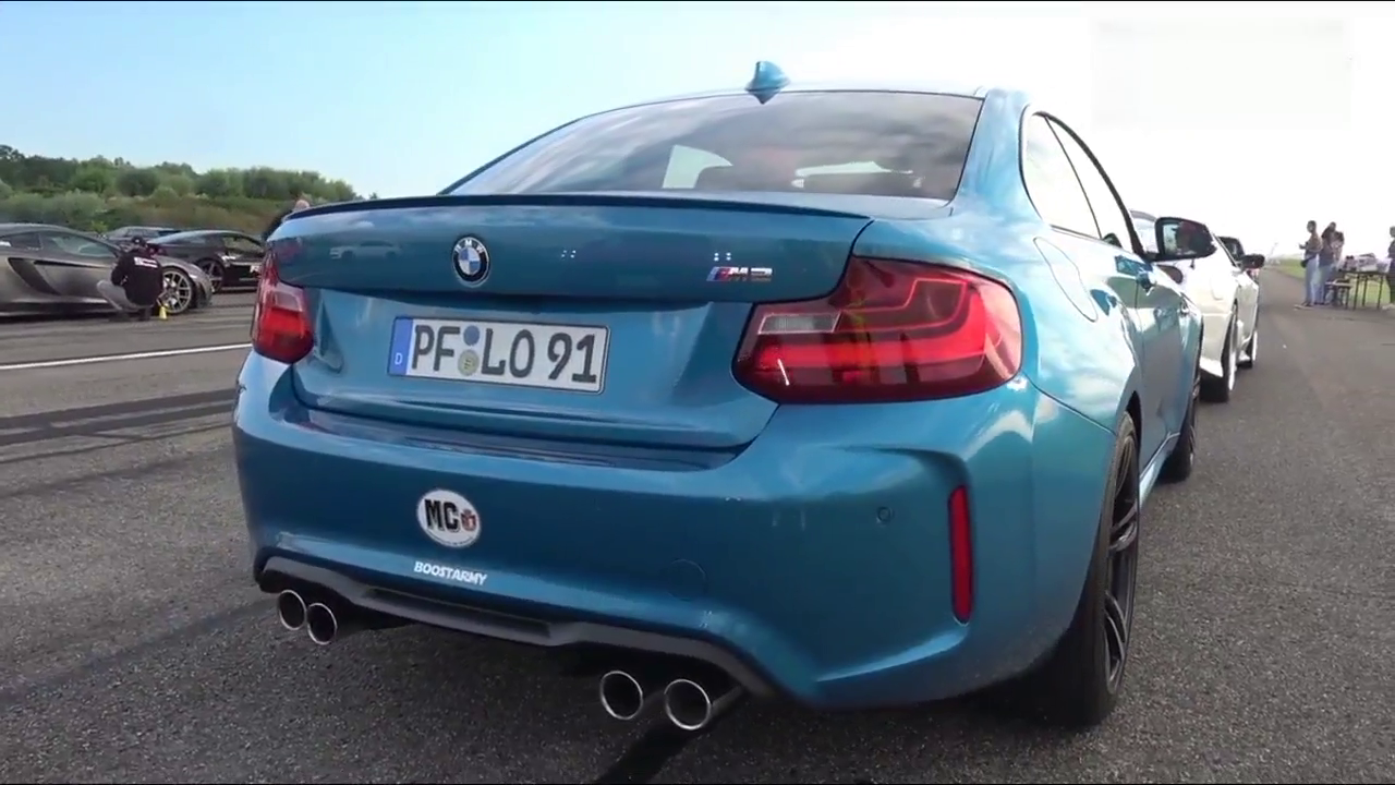 宝马M2也有出头之日，看到跟跑车比赛那一刻，才知道它心有多大