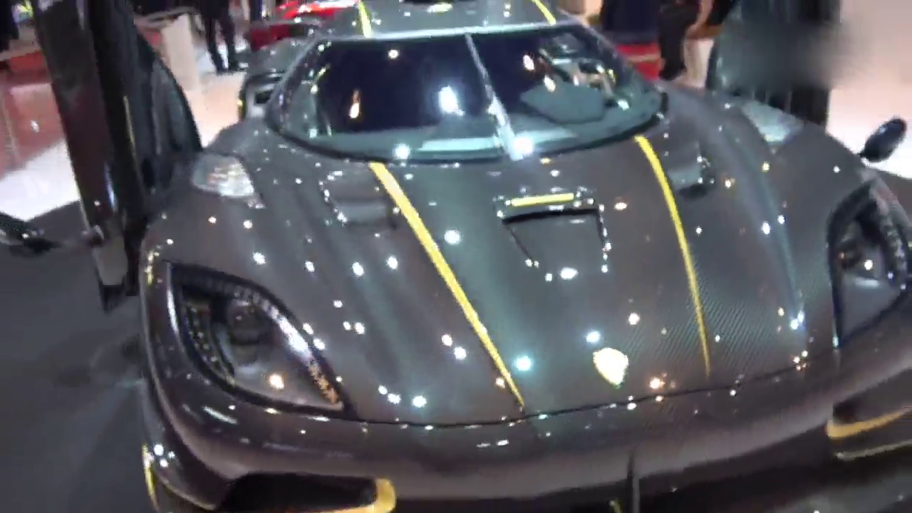 小众又奢华的超级跑车，车头的头盔是意思，买车送头盔吗？