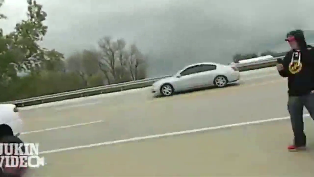 小伙开着新买的跑车上路耍酷，帅不过三秒，好尴尬！