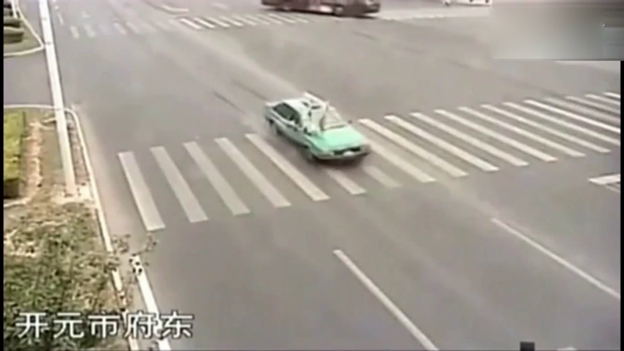 她明明可以活命，却选择原地等死，惨被出租车撞飞