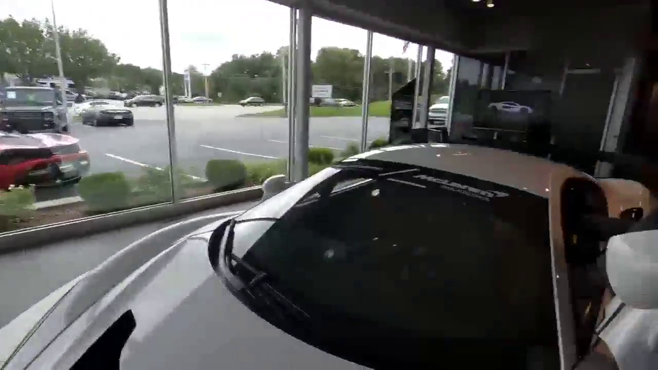 小伙奋斗5年终于买了梦想跑车，拉开遮车布后才知道什么叫惊喜！