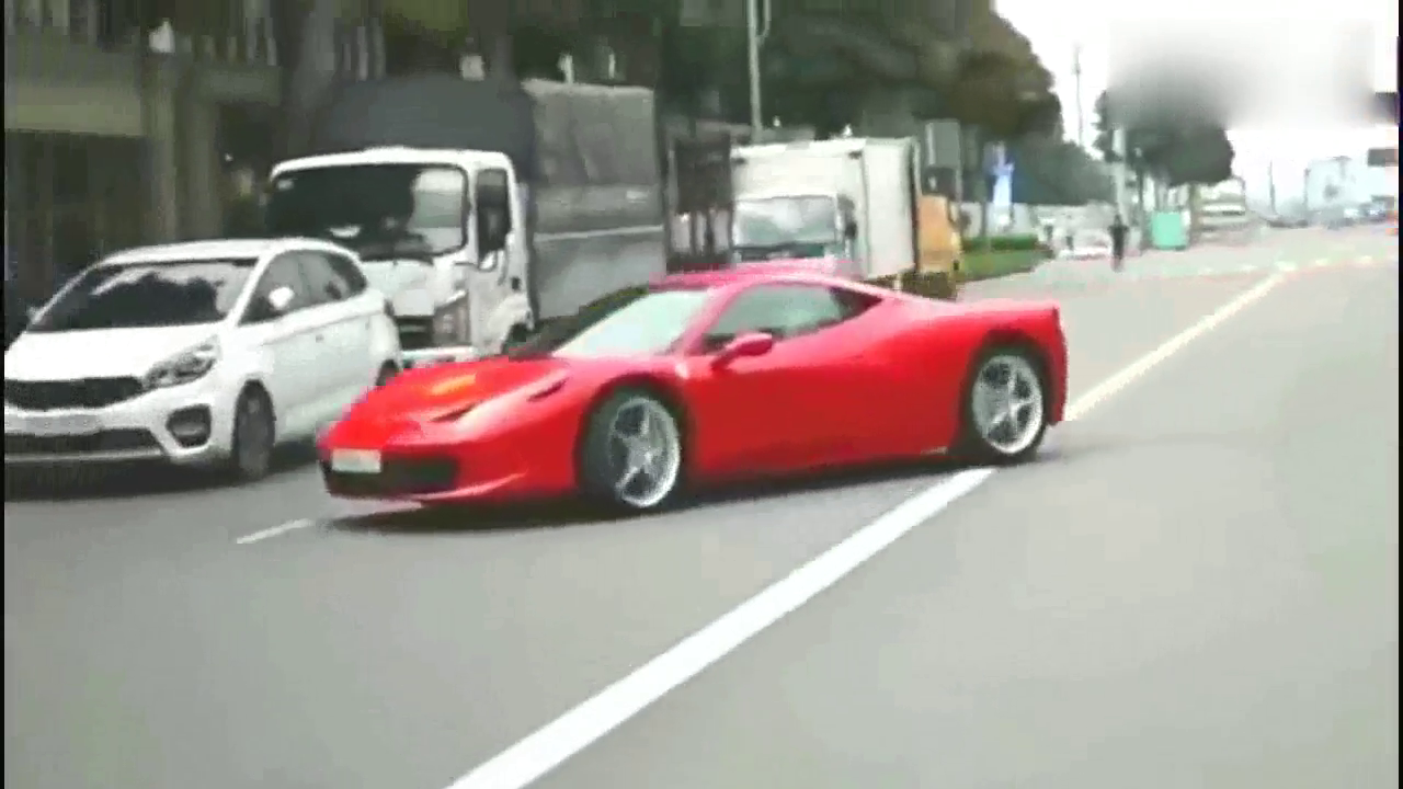 路遇法拉利跑车，从上面走下的女司机超美！